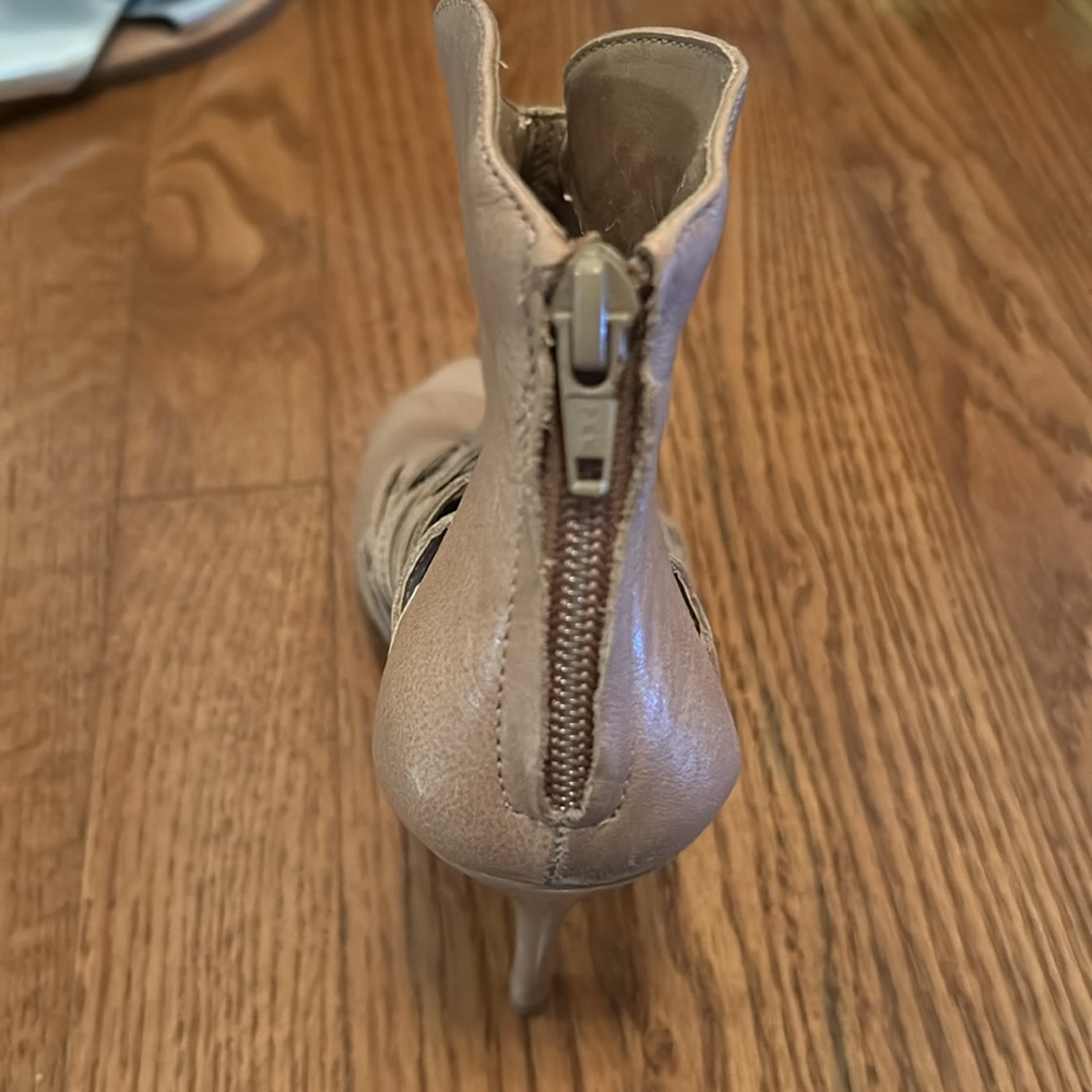 Women’s Steven (Madden) leather sandals, sz 6 - Picture 2 of 2